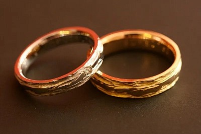 Dans le silence sacré de la tradition africaine, il existe des objets porteurs d’un pouvoir mystique ancestral. Des objets qui ne se contentent pas d’embellir le corps, mais qui transforment la vie. Parmi eux, la bague magique de chance occupe une place toute particulière. Elle est un symbole, un outil, un canal d’énergie entre l’univers invisible et la réalité quotidienne. Mais attention : il ne s’agit pas d’un simple bijou fantaisie. Cette bague, lorsqu’elle est préparée par un authentique maître spirituel comme moi, SOSSOU BONHEUR, devient un véritable talisman vivant, capable d’ouvrir les chemins, de provoquer des opportunités, et de mettre fin à des années de malchance ou de stagnation.  Chaque personne, sans le savoir, possède autour d’elle un champ vibratoire. Ce champ peut être bloqué, affaibli, ou au contraire activé. Et c’est justement le rôle de la bague magique : elle agit comme un amplificateur énergétique, réveillant votre étoile intérieure et alignant votre vie sur les vibrations de la chance pure. Contrairement à ce que beaucoup pensent, la chance n’est pas un hasard. C’est une fréquence, une lumière, une autorisation spirituelle. Quand votre esprit est bouché par les échecs, la peur ou les attaques invisibles, aucune opportunité ne peut vous atteindre. Mais dès que cette bague est portée, elle agit comme une clé mystique, qui ouvre les portes fermées, attire les bonnes personnes, déclenche des synchronicités étonnantes et vous replace au bon endroit, au bon moment.  Je ne fabrique pas ces bagues au hasard. Chaque bague de chance que je prépare est unique. Je la choisis selon votre énergie, votre nom, votre date de naissance et surtout votre situation actuelle. Je ne travaille qu’après une brève consultation spirituelle par WhatsApp. C’est à ce moment-là que je détermine si votre blocage est léger ou profond, et quel type de bague vous convient. Car oui, il existe plusieurs types de bagues de chance : certaines sont conçues pour les commerçants, d'autres pour les fonctionnaires, d'autres encore pour les étudiants, les artistes, les joueurs, ou ceux qui cherchent une vie meilleure à l’étranger.  Une fois votre bague choisie, je la consacre personnellement à travers un rituel ancestral, que je pratique dans mon sanctuaire mystique, à l’abri des regards. Ce rituel dure plusieurs heures. J’y utilise des encens rares, des poudres de pouvoir, des versets sacrés et des invocations puissantes aux génies de la chance. Ce n’est qu’après cette consécration que la bague devient vivante spirituellement. Elle est alors prête à agir pour vous, à attirer la lumière, et à bloquer les mauvaises ondes.  Quand vous recevez la bague, je vous envoie également les instructions précises pour l’activer vous-même, selon votre rythme et votre foi. C’est un rituel simple, court, mais puissant. En général, la bague se porte à l’annulaire ou au majeur de la main droite pendant 7 à 21 jours selon les cas. Dès les premiers jours, vous sentirez des effets : vous dormirez mieux, vous ferez des rêves révélateurs, vous rencontrerez des personnes utiles, ou vous verrez des blocages commencer à se dissiper naturellement. Certains clients gagnent des concours ou des jeux, d’autres signent des contrats qu’ils attendaient depuis des mois. Tout cela sans effort exagéré : la bague travaille pour vous en silence.  Mais cette bague ne fait pas que donner de la chance : elle protège également contre les forces contraires. Car souvent, ce qui empêche la chance d’entrer dans votre vie, ce sont les attaques invisibles, la jalousie, le mauvais œil, les malédictions, ou les liens négatifs que vous portez depuis la naissance ou hérités des ancêtres. La bague agit alors comme un bouclier spirituel, en repoussant toute tentative de sabotage mystique ou physique. Elle est donc à la fois un aimant de lumière et une barrière de protection.  Je reçois chaque semaine des dizaines de messages de remerciement de clients du monde entier : de Paris, Abidjan, Cotonou, Bruxelles, Bamako, Montréal, et même de Dubaï. Tous me disent la même chose : « Depuis que je porte ta bague, Maître SOSSOU BONHEUR, ma vie a changé. » Et cela, sans publicité mensongère, sans illusion. Seulement par la puissance réelle de la tradition spirituelle africaine que je représente avec honneur et sérieux.  Il est important de savoir que je ne vends jamais deux fois la même bague. Chaque modèle est sacré, rituellement unique, et ne doit jamais être porté par une autre personne que celle pour qui il a été préparé. Si vous perdez la bague, elle doit être remplacée. Si vous la cassez, cela signifie qu’elle a absorbé une attaque à votre place. Voilà pourquoi je vous conseille également de ne jamais prêter cette bague à quelqu’un d’autre. C’est votre lien personnel avec les forces de chance et de lumière.  Alors, si vous êtes prêt à transformer votre vie, à dire adieu aux blocages, aux malchances, aux attentes sans fin… Si vous sentez au fond de vous que vous méritez mieux, que votre heure est arrivée, que vous voulez que la chance vous suive partout…  👉 Contactez-moi maintenant sur WhatsApp au +229 01 98 50 65 41 Je vous guiderai avec respect et efficacité. Vous recevrez votre propre bague magique de chance, préparée par un maître qui travaille avec foi, vérité et discrétion. Avec SOSSOU BONHEUR, la chance cesse d’être un rêve : elle devient une réalité quotidienne.